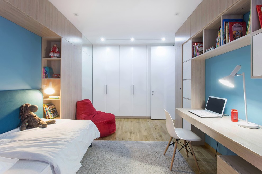 Imagen de dormitorio infantil actual con paredes azules, suelo de madera en tonos medios y suelo marrón