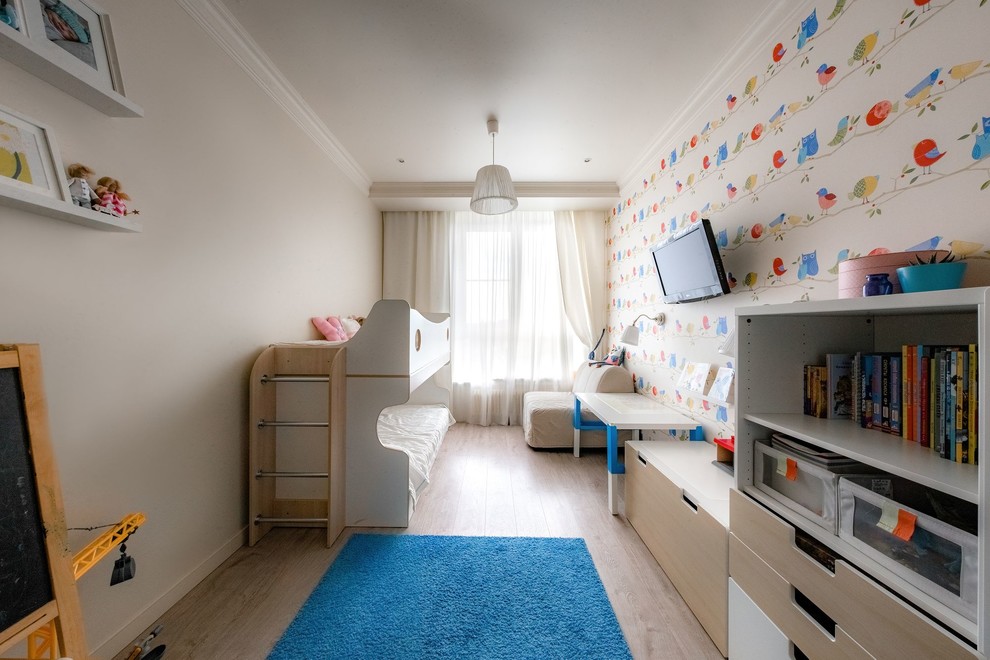 Foto di una cameretta per bambini da 4 a 10 anni contemporanea di medie dimensioni con pareti beige, parquet chiaro e pavimento beige