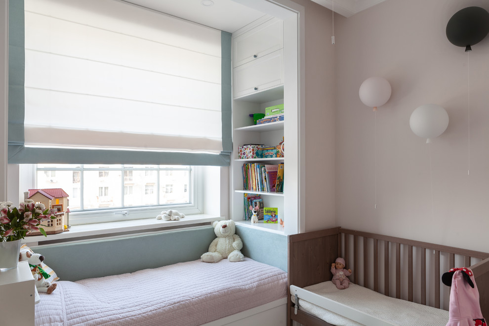 Свежая идея для дизайна: детская в стиле неоклассика (современная классика) с спальным местом и розовыми стенами - отличное фото интерьера
