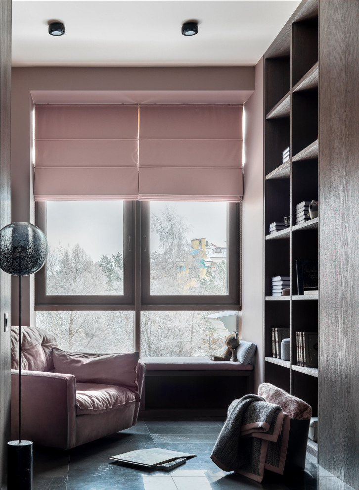 Inspiration för ett stort funkis barnrum kombinerat med sovrum, med rosa väggar, mörkt trägolv och brunt golv