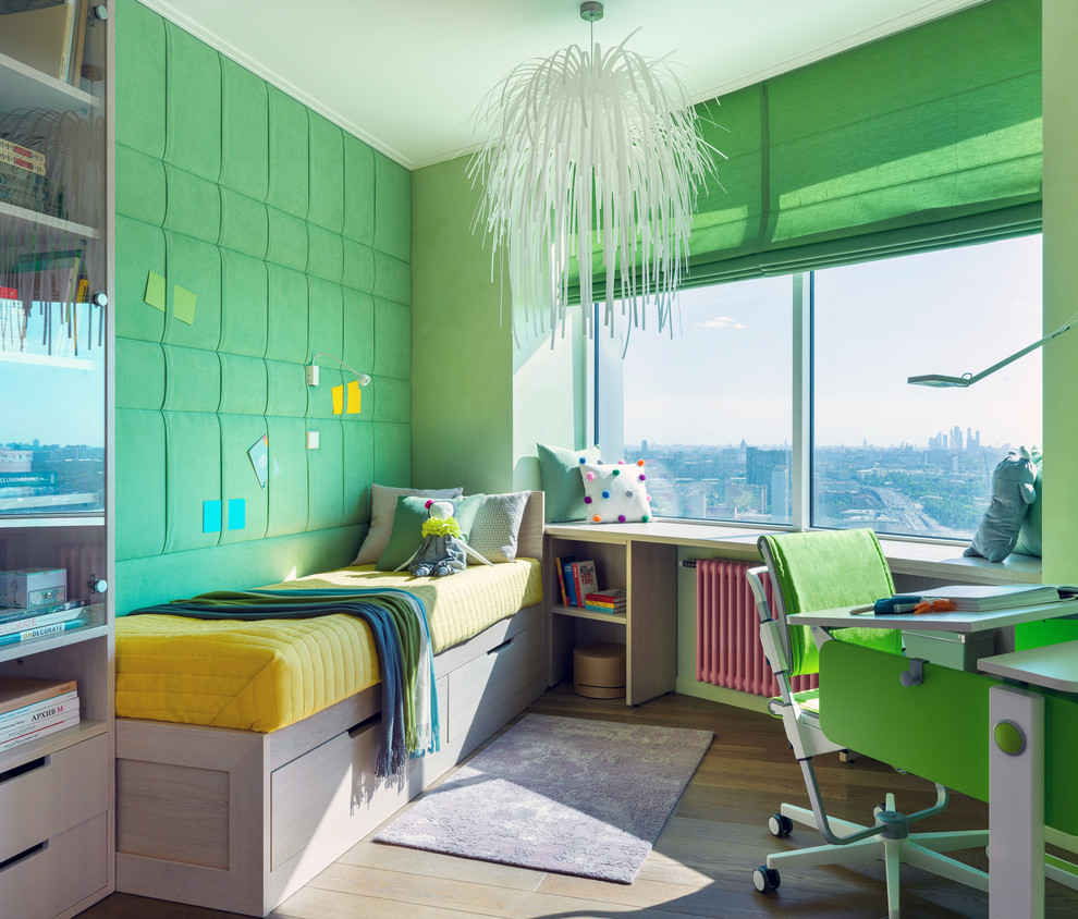 Cette photo montre une chambre d'enfant tendance de taille moyenne avec un mur vert, un sol en bois brun et un sol marron.