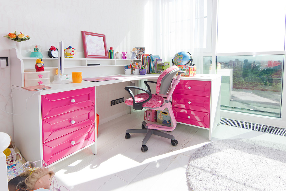 Bild på ett mellanstort vintage flickrum kombinerat med skrivbord och för 4-10-åringar, med vita väggar, laminatgolv och vitt golv