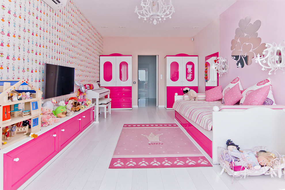 Mittelgroßes Klassisches Mädchenzimmer mit Spielecke, rosa Wandfarbe, Laminat und weißem Boden in Sonstige