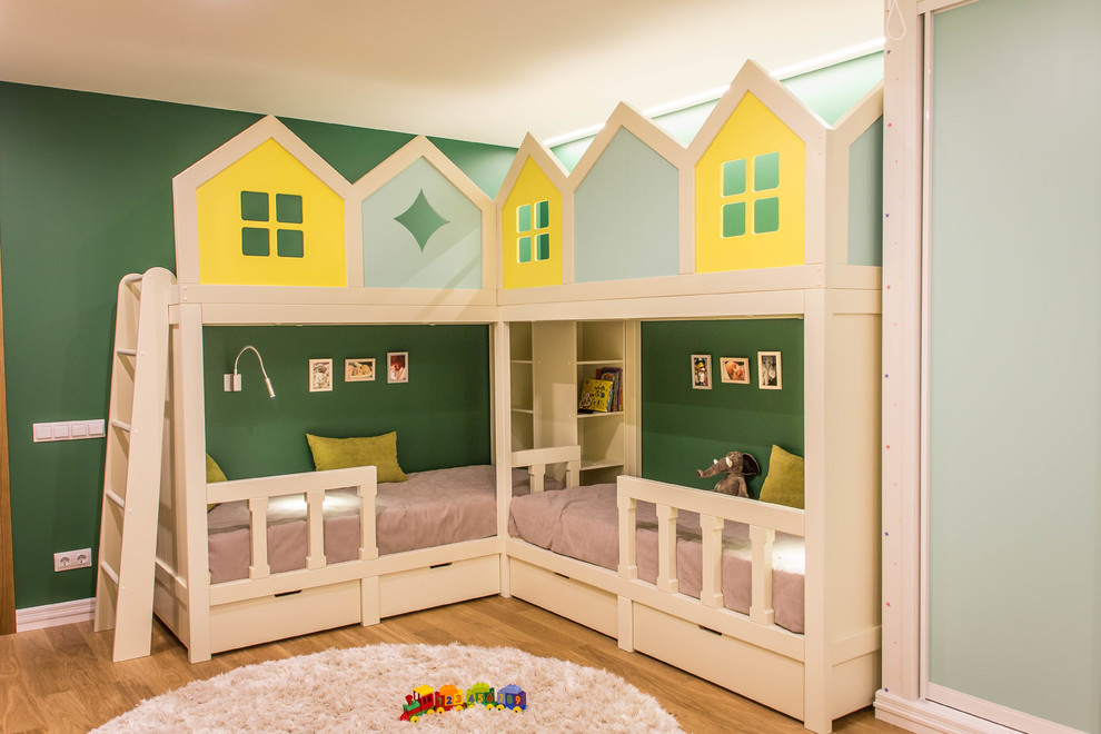 Ejemplo de dormitorio infantil de 4 a 10 años actual grande con paredes verdes, suelo de madera en tonos medios y suelo marrón