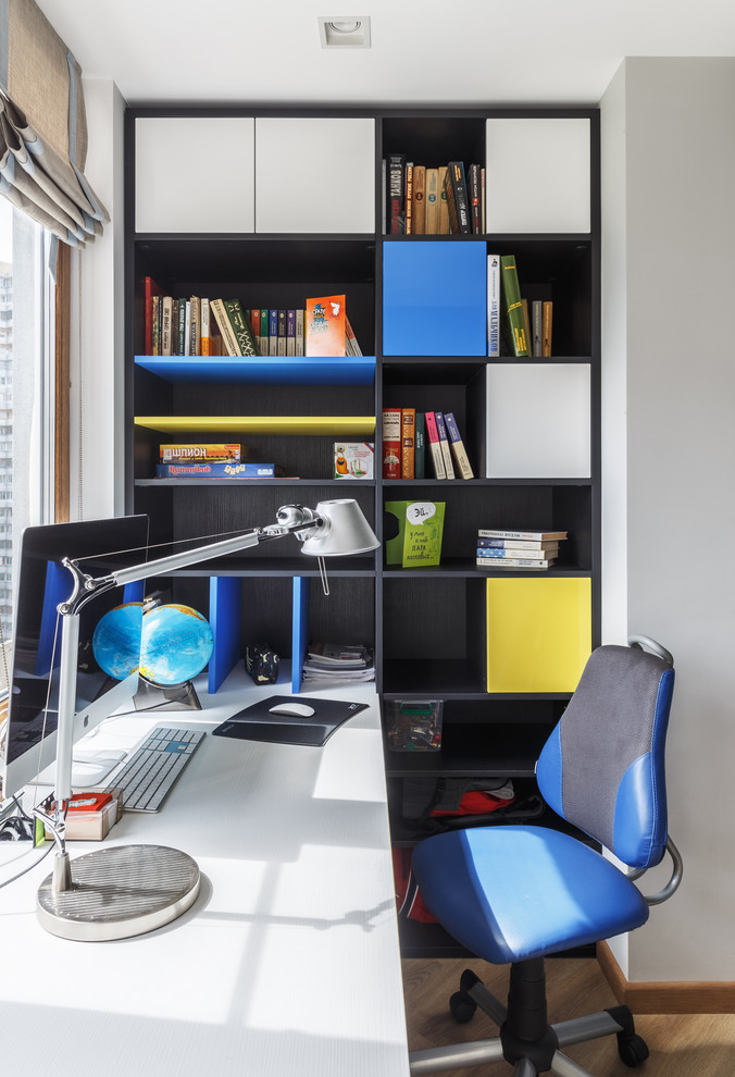 Cette image montre une chambre d'enfant design de taille moyenne avec un bureau, un mur blanc, un sol en vinyl et un sol beige.