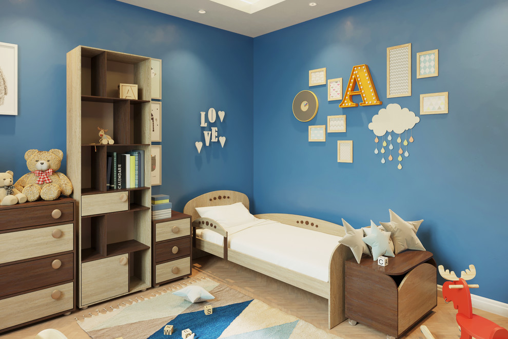 Inredning av ett asiatiskt mellanstort könsneutralt barnrum kombinerat med sovrum och för 4-10-åringar, med blå väggar, ljust trägolv och beiget golv