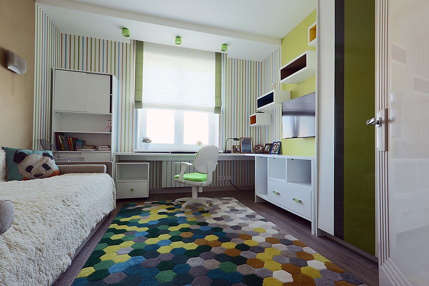 Immagine di una piccola cameretta da bambino da 4 a 10 anni contemporanea con pareti verdi, pavimento in legno massello medio e pavimento marrone