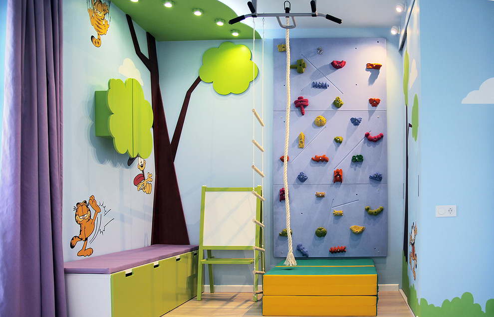 Foto di una cameretta per bambini design di medie dimensioni con pareti multicolore e parquet chiaro