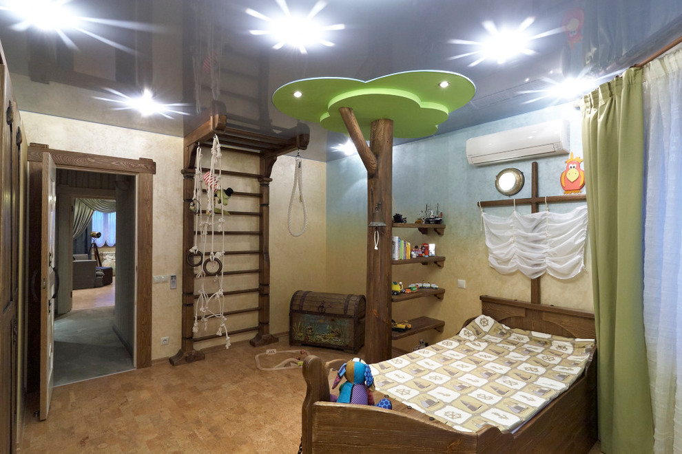 Exemple d'une grande chambre d'enfant de 4 à 10 ans bord de mer avec un sol en liège et un mur multicolore.