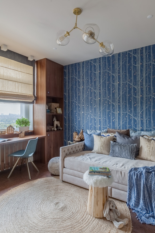 他の地域にある高級な中くらいなコンテンポラリースタイルのおしゃれな子供部屋 (青い壁、コルクフローリング、茶色い床、児童向け) の写真