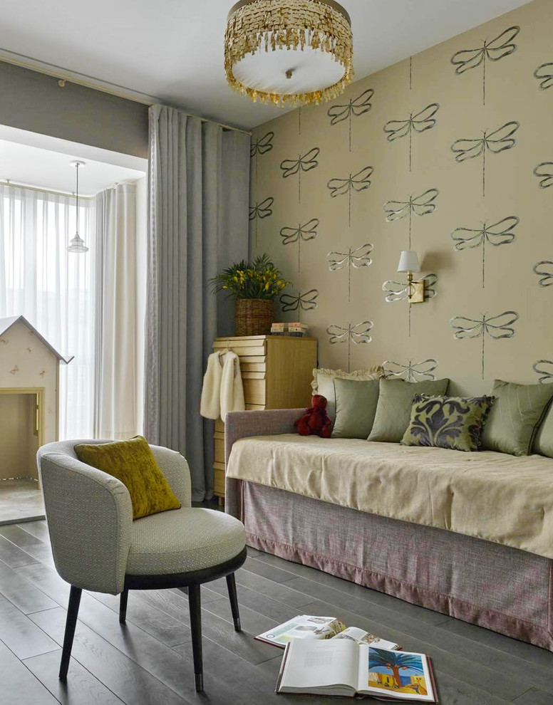 Bild på ett vintage flickrum kombinerat med sovrum, med mörkt trägolv och flerfärgade väggar