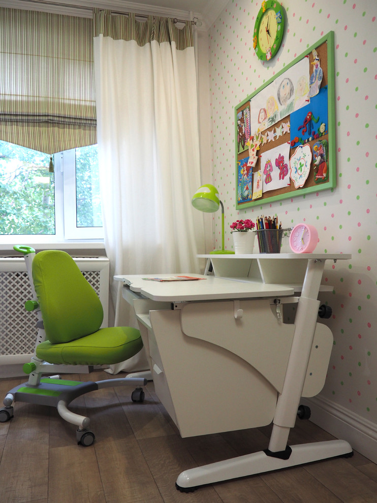 Foto på ett litet minimalistiskt flickrum för 4-10-åringar, med flerfärgade väggar, linoleumgolv och beiget golv