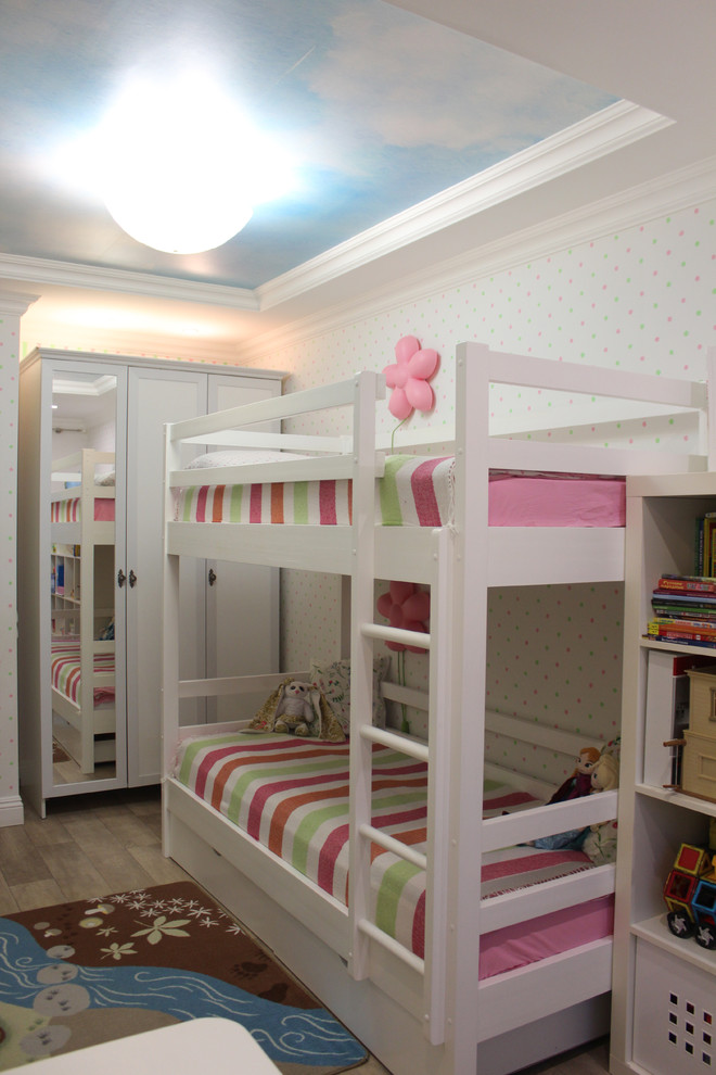 Inredning av ett minimalistiskt litet flickrum för 4-10-åringar, med flerfärgade väggar, linoleumgolv och beiget golv