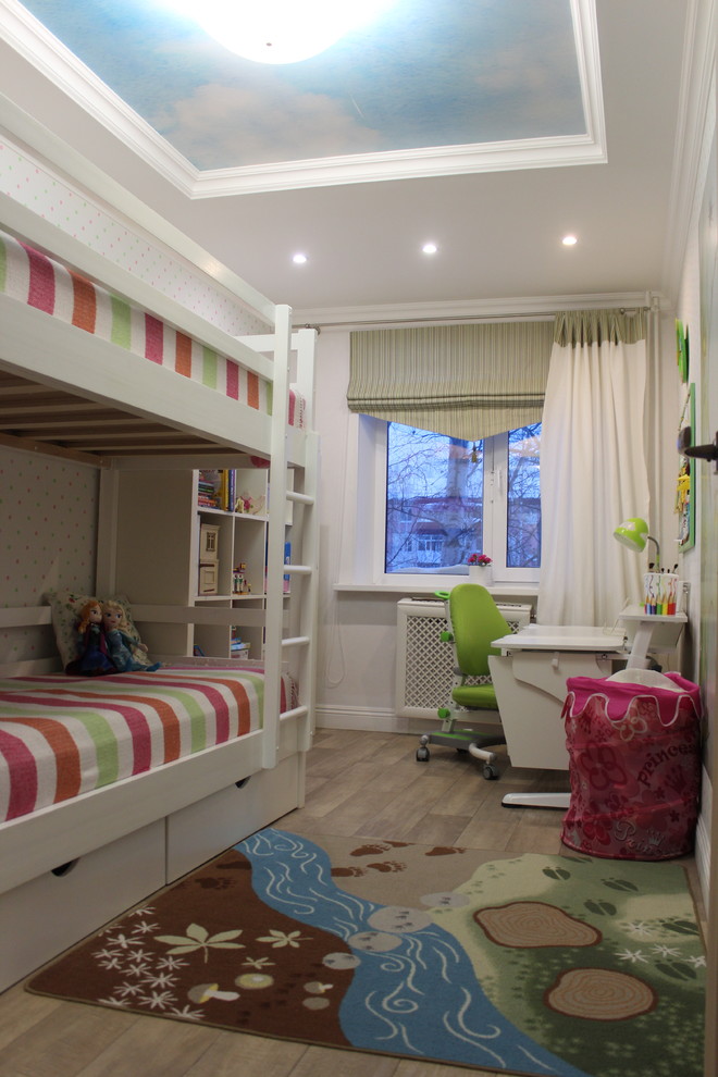 Foto de habitación de niña de 4 a 10 años nórdica pequeña con paredes multicolor, suelo de linóleo y suelo beige