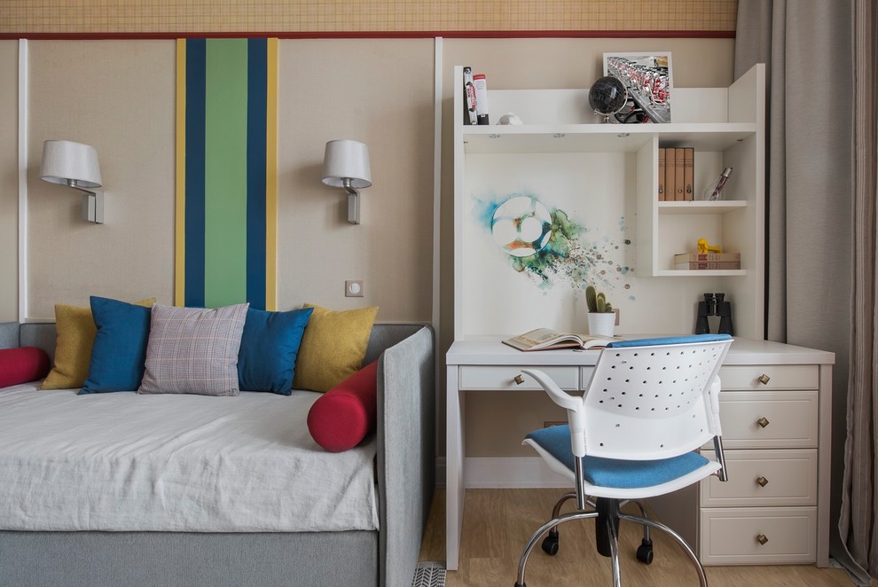 Foto di una cameretta per bambini design di medie dimensioni con pavimento in legno massello medio e pareti multicolore