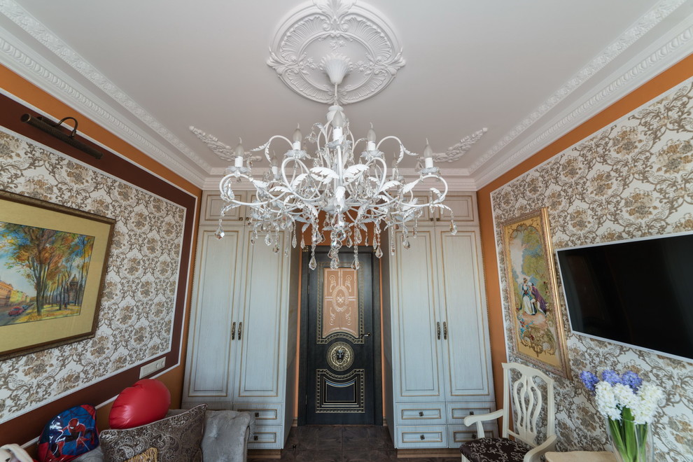 Großes Klassisches Jungszimmer mit Schlafplatz, bunten Wänden, Keramikboden und braunem Boden in Sankt Petersburg