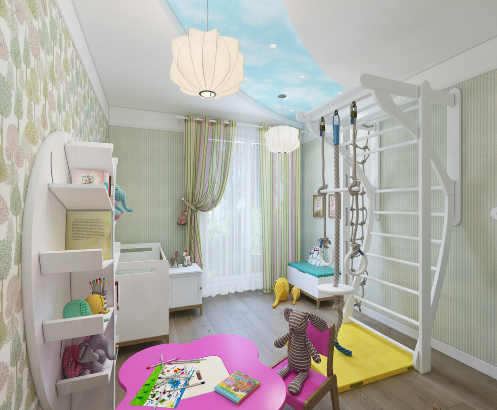 Foto på ett mellanstort funkis barnrum kombinerat med lekrum, med gröna väggar, mellanmörkt trägolv och beiget golv