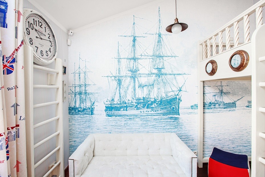 Immagine di una cameretta da bambino da 4 a 10 anni stile marino di medie dimensioni con pareti blu e pavimento in legno massello medio