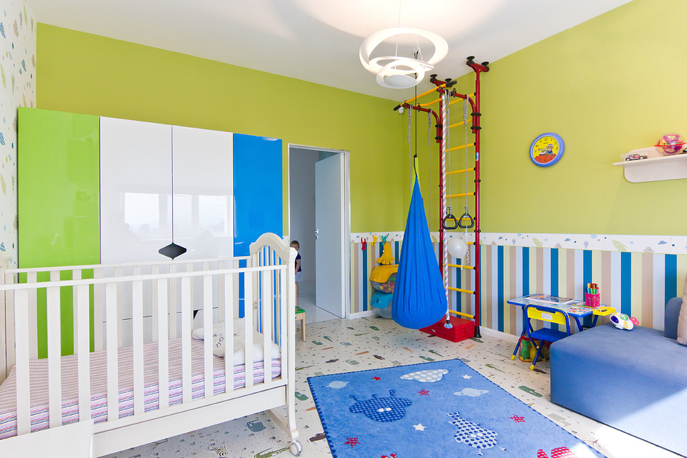 Стильный дизайн: маленькая детская в современном стиле с спальным местом, зелеными стенами, пробковым полом и разноцветным полом для на участке и в саду, ребенка от 1 до 3 лет, мальчика - последний тренд