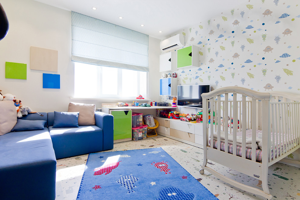 Modelo de dormitorio infantil de 1 a 3 años actual pequeño con paredes blancas, suelo de corcho y suelo multicolor