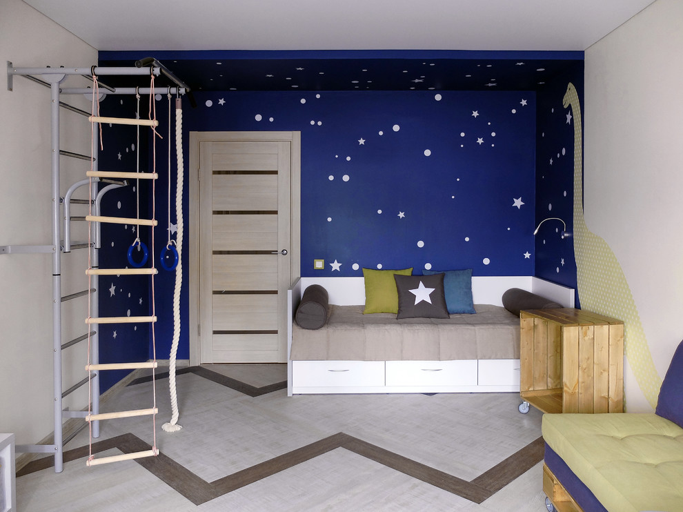 Inredning av ett modernt pojkrum kombinerat med sovrum och för 4-10-åringar, med vinylgolv, flerfärgade väggar och flerfärgat golv