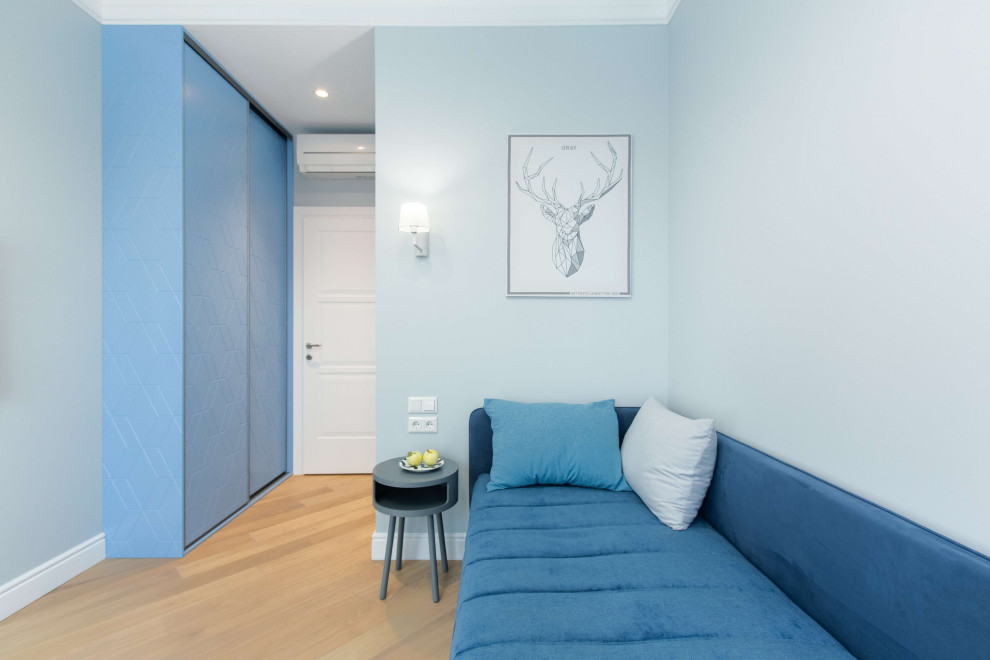 Diseño de dormitorio infantil tradicional renovado de tamaño medio con paredes azules, suelo de madera en tonos medios y suelo beige
