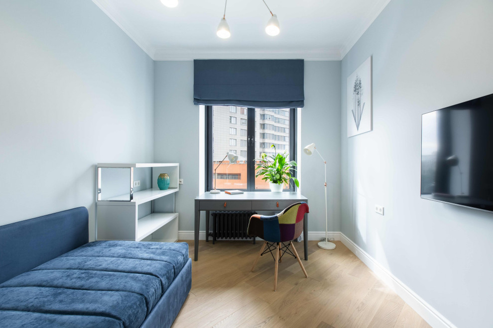 Exemple d'une chambre d'enfant chic de taille moyenne avec un mur bleu, un sol en bois brun et un sol beige.
