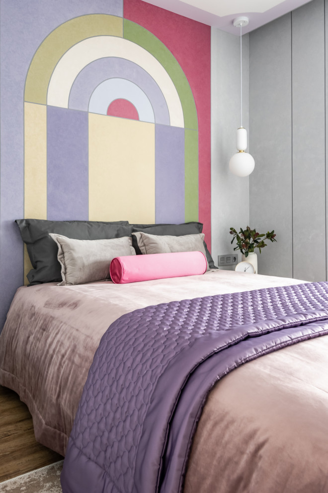 Diseño de dormitorio infantil actual pequeño con paredes multicolor, suelo vinílico y suelo beige