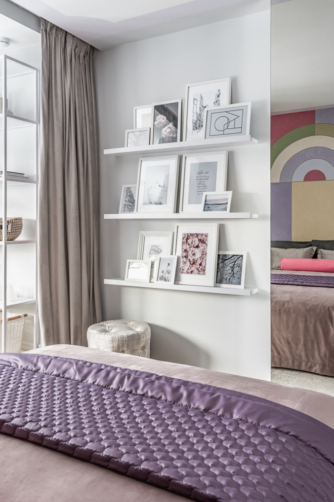 Idées déco pour une petite chambre d'enfant contemporaine avec un mur multicolore, un sol en vinyl et un sol beige.