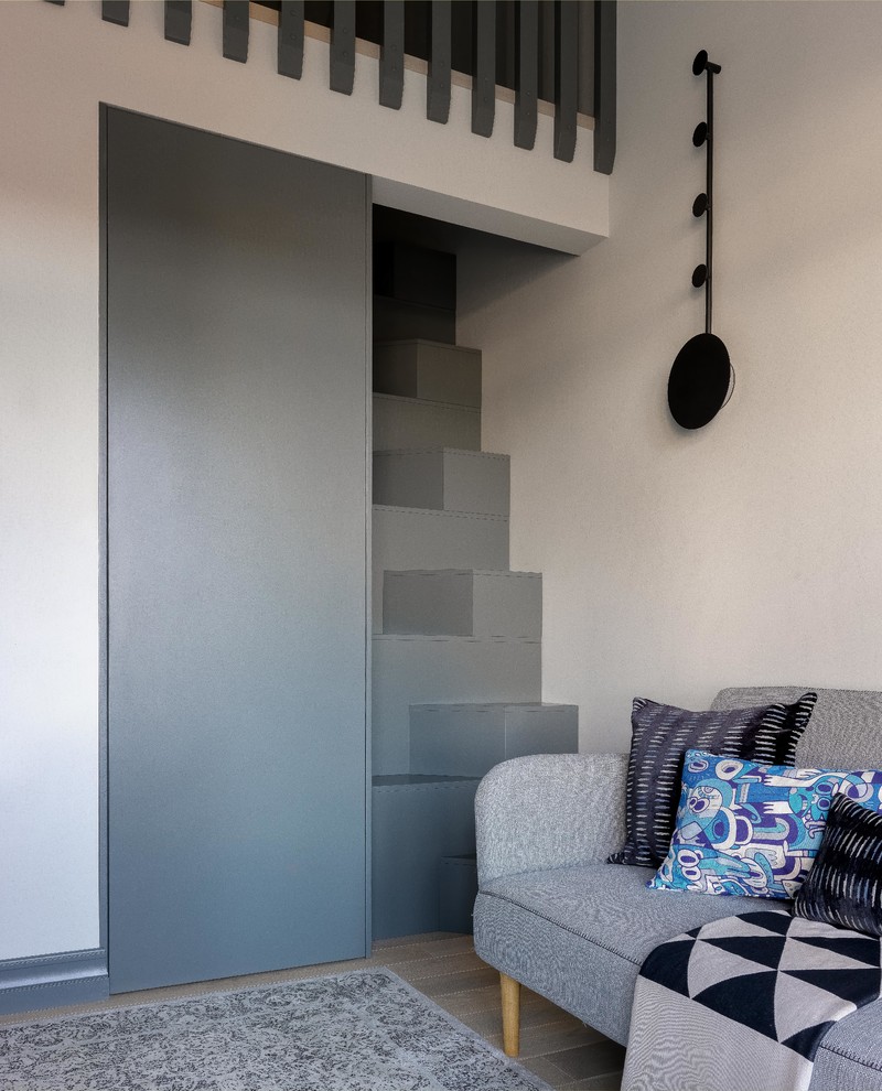 Mittelgroßes Skandinavisches Jungszimmer mit grauer Wandfarbe, braunem Holzboden und Schlafplatz in Sonstige