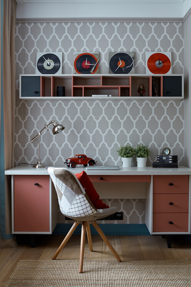 Modernes Jungszimmer mit Arbeitsecke, grauer Wandfarbe, braunem Holzboden und braunem Boden in Sonstige