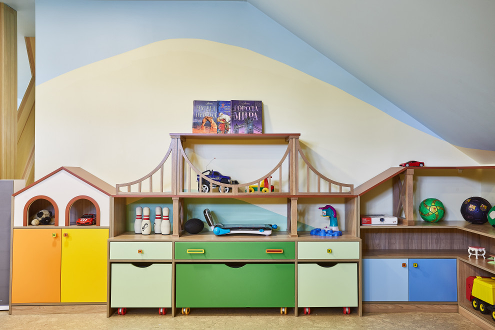 На фото: нейтральная детская с игровой среднего размера в современном стиле с разноцветными стенами и пробковым полом для ребенка от 4 до 10 лет с
