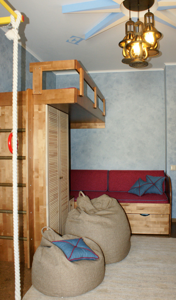 На фото: нейтральная детская среднего размера в морском стиле с синими стенами, спальным местом, ковровым покрытием и бежевым полом для ребенка от 4 до 10 лет, двоих детей с