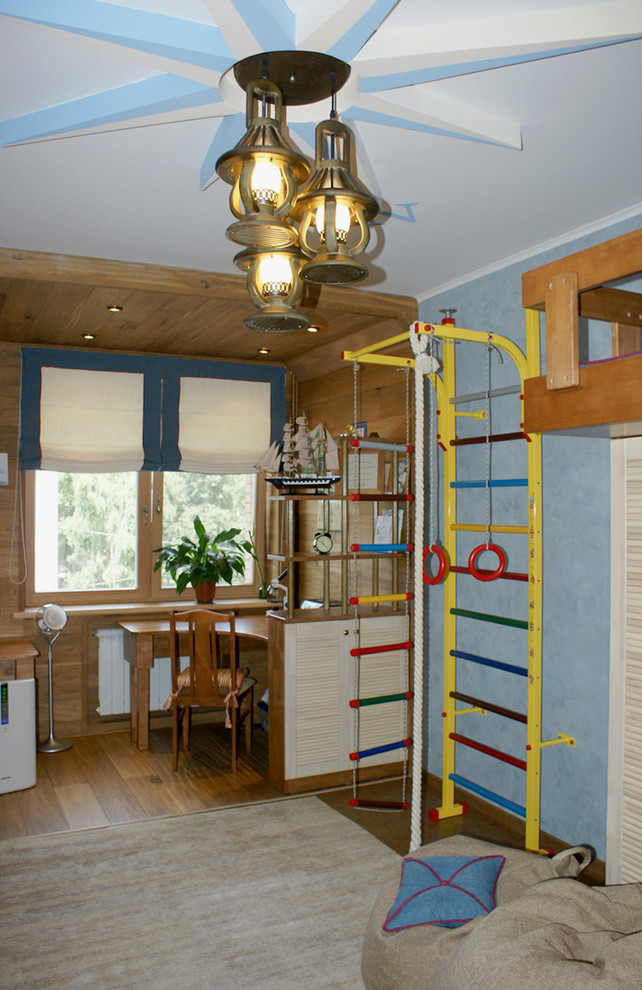 Modelo de habitación infantil unisex de 4 a 10 años costera de tamaño medio con paredes azules, suelo de corcho y escritorio