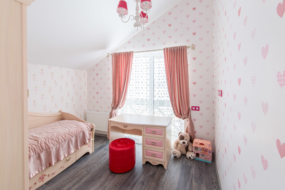 Ispirazione per una piccola cameretta per bambini da 4 a 10 anni tradizionale con pareti rosa e pavimento in legno massello medio