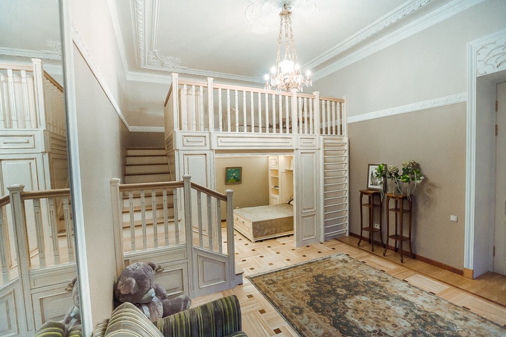 Ejemplo de dormitorio infantil de 1 a 3 años clásico de tamaño medio con suelo de madera en tonos medios