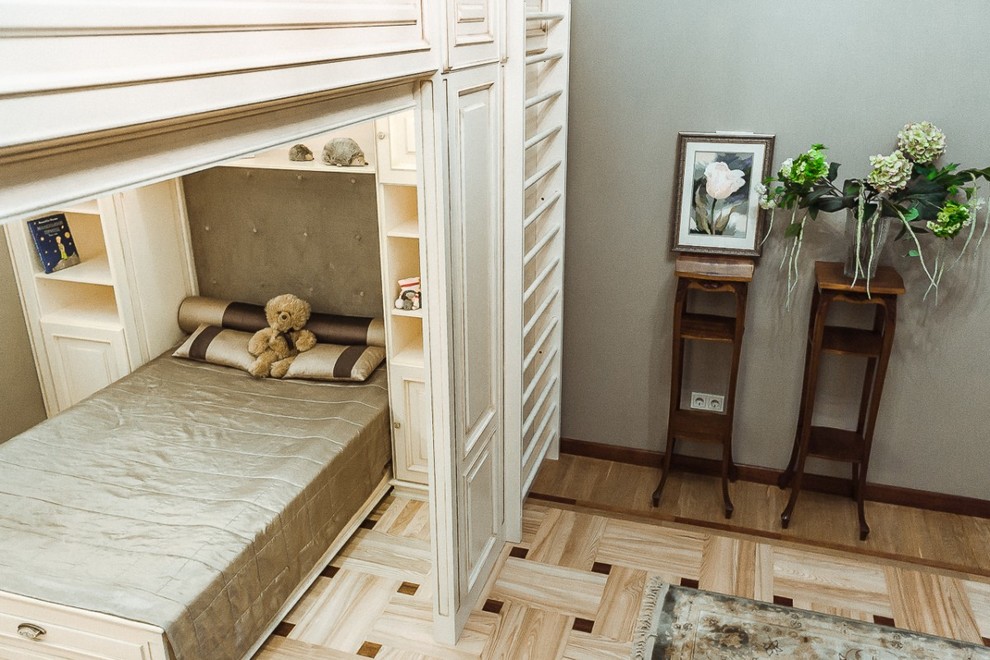 Exempel på ett mellanstort klassiskt småbarnsrum, med mellanmörkt trägolv