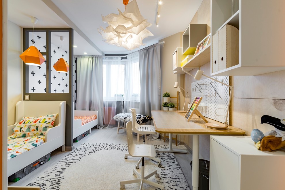 Inredning av ett minimalistiskt könsneutralt barnrum för 4-10-åringar och kombinerat med sovrum, med beige väggar, ljust trägolv och beiget golv