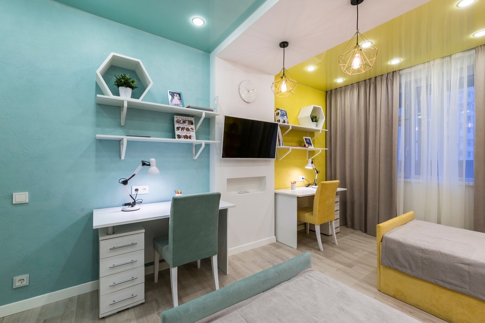 Modelo de dormitorio infantil contemporáneo de tamaño medio con paredes multicolor y suelo de madera clara