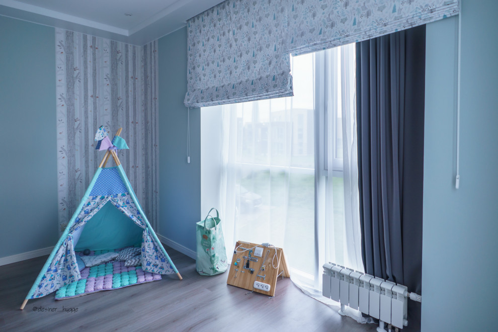 Esempio di una piccola cameretta per bambini da 1 a 3 anni con pareti verdi e pavimento grigio