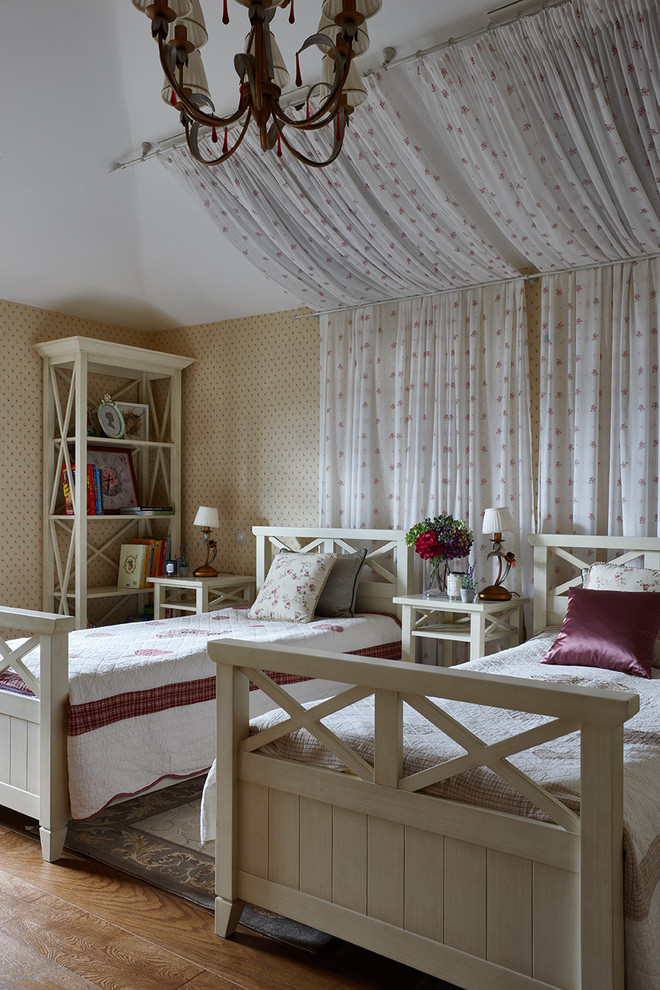Diseño de dormitorio infantil campestre con paredes beige, suelo de madera en tonos medios y suelo marrón