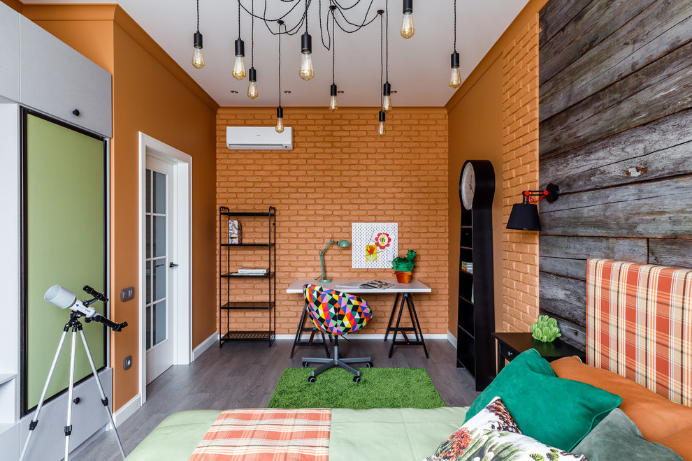 Ejemplo de dormitorio juvenil bohemio con parades naranjas y suelo de madera oscura