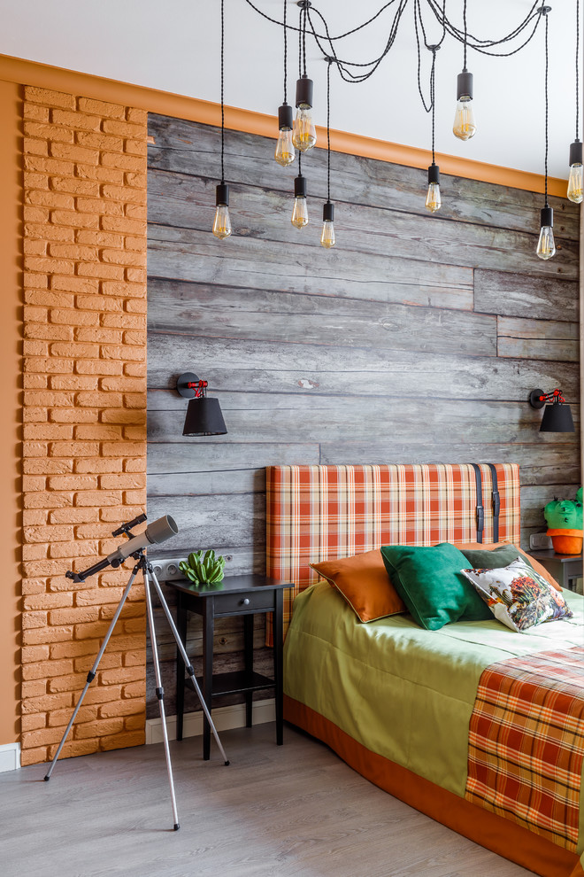 Cette photo montre une chambre d'enfant éclectique avec un sol en bois brun, un sol gris et un mur orange.