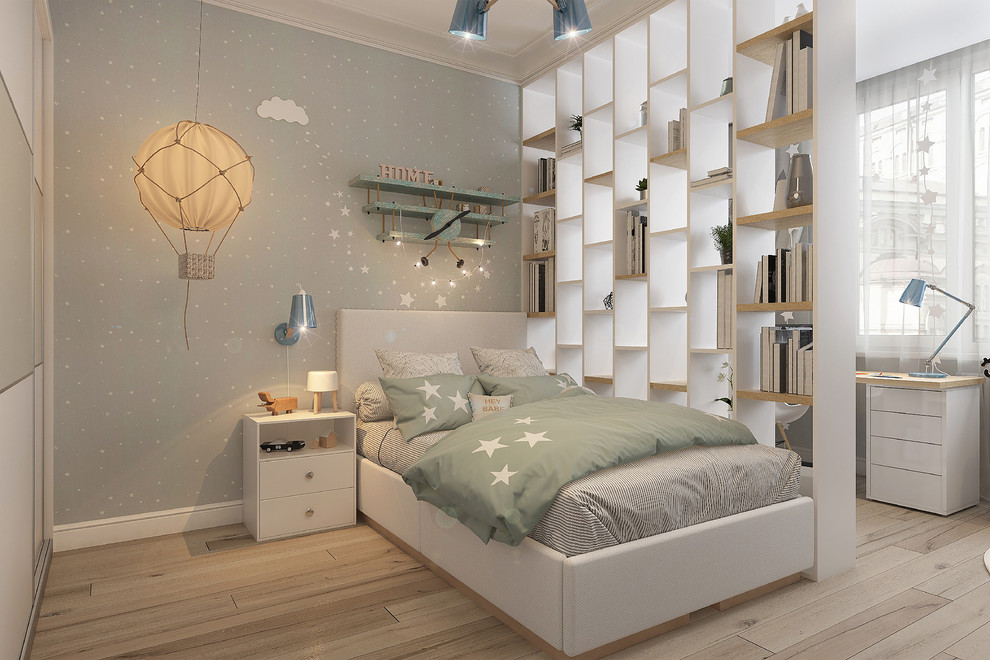 Idéer för ett stort modernt pojkrum kombinerat med sovrum och för 4-10-åringar, med blå väggar, ljust trägolv och beiget golv