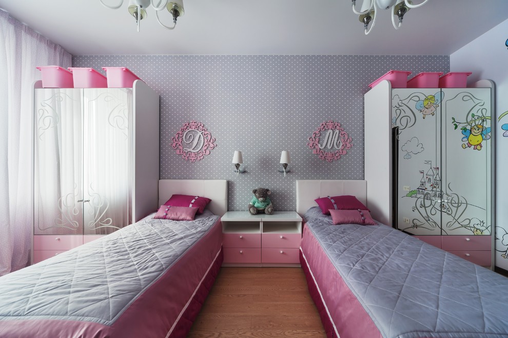 На фото: детская среднего размера в современном стиле с спальным местом, серыми стенами, паркетным полом среднего тона и бежевым полом для ребенка от 4 до 10 лет, девочки