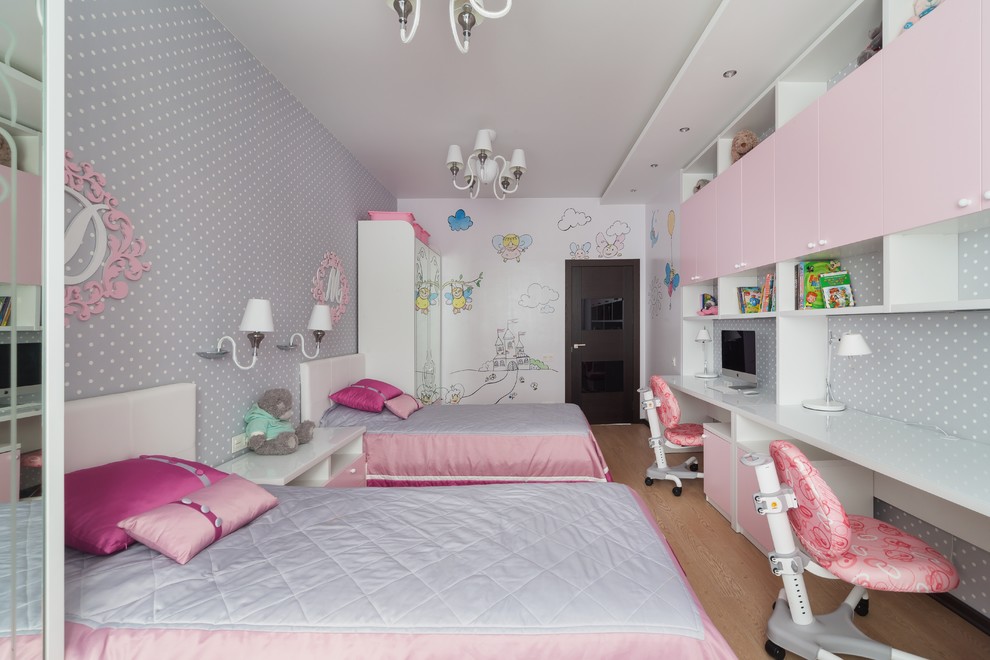 На фото: детская среднего размера в современном стиле с серыми стенами, паркетным полом среднего тона, бежевым полом и спальным местом для девочки, ребенка от 4 до 10 лет с