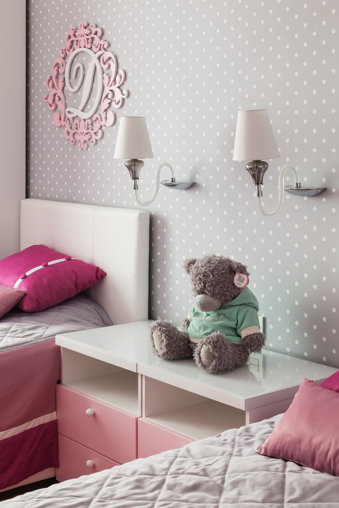 Idéer för mellanstora funkis flickrum kombinerat med sovrum och för 4-10-åringar, med grå väggar, mellanmörkt trägolv och beiget golv