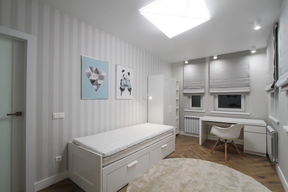 На фото: детская среднего размера в современном стиле с спальным местом, серыми стенами, полом из керамогранита и коричневым полом для ребенка от 4 до 10 лет, мальчика