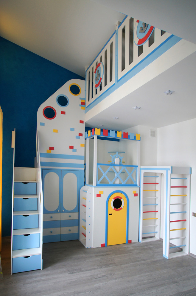 Inspiration pour une chambre d'enfant de 4 à 10 ans marine avec un mur bleu, un sol en bois brun et un sol gris.