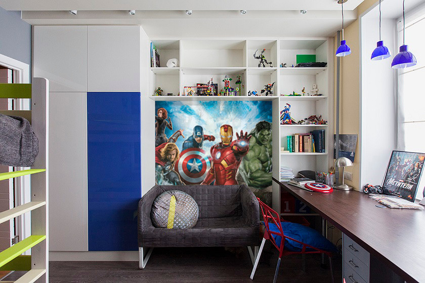 Exemple d'une petite chambre de garçon tendance avec un bureau, un mur multicolore et un sol en liège.